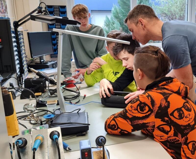 RepairCafé Spezial Schüler helfen Schülern beim Reparieren