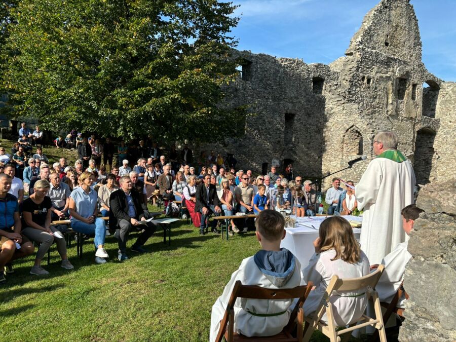 Spirituelle Tradition hoch über dem Ennstal: Michaelimesse auf der Burgruine Losenstein am 28. September