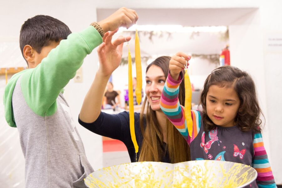 Kerzenziehen in der Krypta des Mariendoms