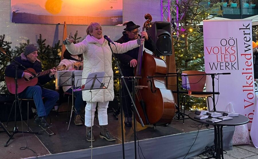 Weihnachtliche Singstunde mit Singleiterin Elisabeth Freundlinger und dem Oberösterreichischen Volksliedwerk