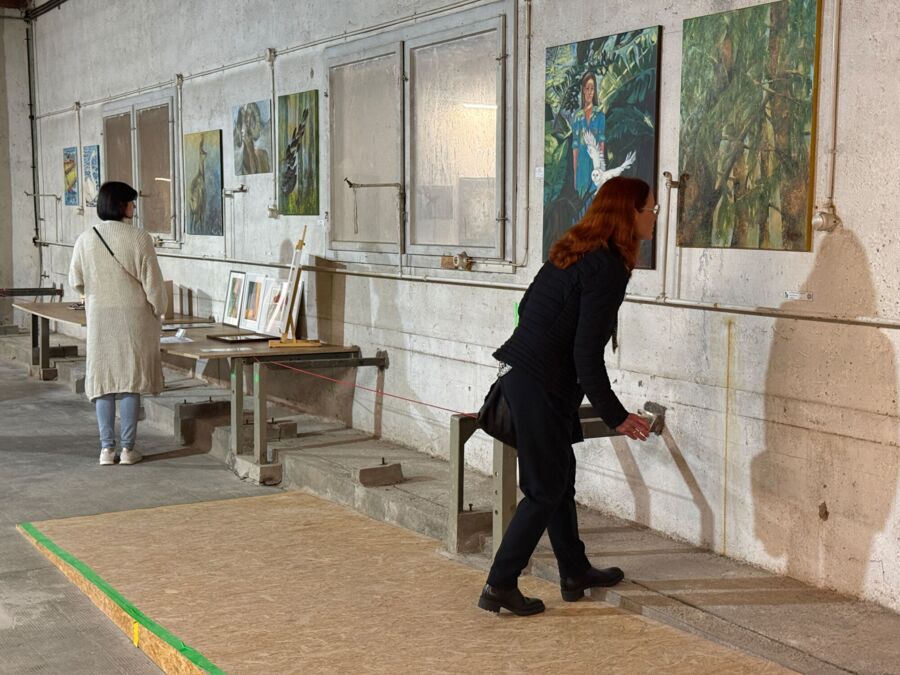 Ausstellung Aufgeign mit Pinsel, Technik und Farbe