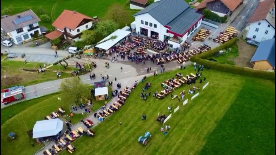 Traditionelles Maibaum stellen der Zeche Michlbach