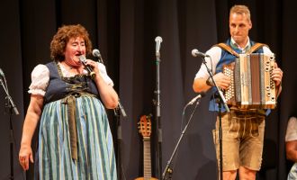 RIED. 5x2 Karten für das "Gstanzl Singa" am 11. April 2026, Bauernmarkthalle Ried