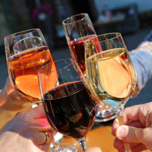 HELFENBERG. 2x2 Karten für das Weinfest des Musikvereins, 6.9.2025, Stockschützenhalle