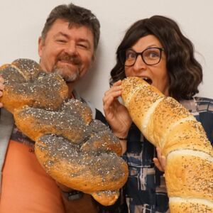 ST. OSWALD/HASLACH. 3x2 Freikarten für das Theaterstück „Onkel Hubbi wird's schon richten!“ im Pfarrstadel