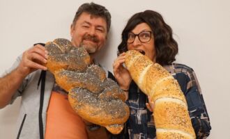 ST. OSWALD/HASLACH. 3x2 Freikarten für das Theaterstück "Onkel Hubbi wird's schon richten!" im Pfarrstadel