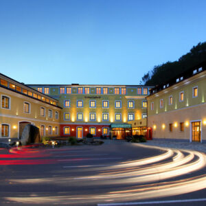 LINZ. 1 Adventkranz von Blumen und Geschenke Tempel, Lederfabrik, abzuholen beim Tag der offenen Tür am 7./8. November, Lederfabrik