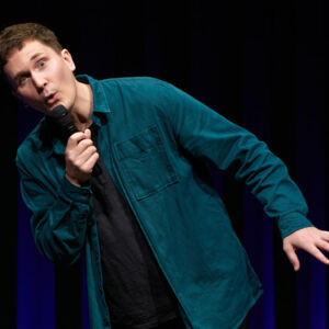 LINZ. 5 x 2 Freikarten für Round Table 24 Linz Charity-Kabarett mit Hosea Ratschiller, 9. April, Neues Rathaus Linz