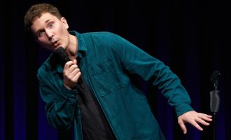 LINZ. 5 x 2 Freikarten für Round Table 24 Linz Charity-Kabarett mit Hosea Ratschiller, 9. April, Neues Rathaus Linz