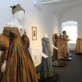 LINZ. 12 x 2 Freikarten für Ausstellung „Die Oberösterreicherin.Dirndl.Kleid“, bis 26. Oktober, Schlossmuseum Linz