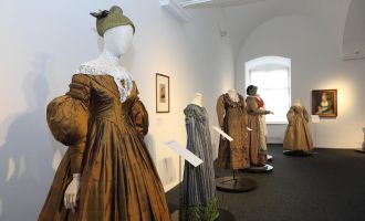 LINZ. 12 x 2 Freikarten für Ausstellung „Die Oberösterreicherin.Dirndl.Kleid“, bis 26. Oktober, Schlossmuseum Linz