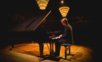 FREISTADT. 3x2 Karten für das Klavierkonzert von Jonah Stabe am 7. November im Salzhof Freistadt zu gewinnen.