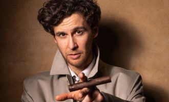 DVDs von "Falkner und die Linie im Sand" zu gewinnen