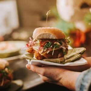 FREISTADT. 5x2 Portionen Pommes mit Trüffelmayo beim Street Food Market.