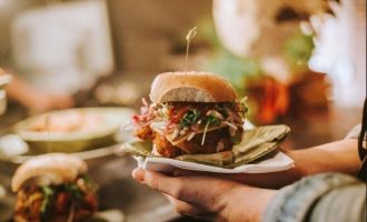 ENNS. 5 x 2 Portionen Pommes mit Trüffelmayo beim Street Food Market.