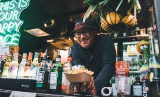 ATTERSEE. 5 x 2 Portionen Pommes mit Trüffelmayo beim Street Food Market.