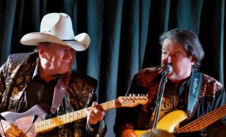 LEONDING. 2 x 2 Freikarten für das Musikkabarett "Country Roads".