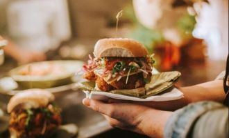 HÖRSCHING. 5 x 2 Portionen Pommes mit Trüffelmayo beim Street Food Market am Brucknerplatz Hörsching.