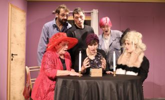 ST. OSWALD. 5x2 Karten für das Theater „Nichts als Chaos“ ab 24. Jänner im Pfarrheim gewinnen. 