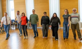 KEFERMARKT. 3x2 Karten für Theater „Außer Kontrolle“ ab 27. Februar auf Schloss Weinberg gewinnen. 