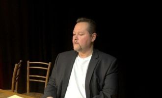 TRAGWEIN. 5x2 Karten für das Theater "Der zerbrochene Krug" ab 6. November im Kulturtreff Bad gewinnen. 