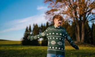 FREISTADT. Kabarettist Benedikt Mitmannsgruber: Vorpremiere: "1996". 23. Jänner 2026, Kino Freistadt. 1x2 Karten