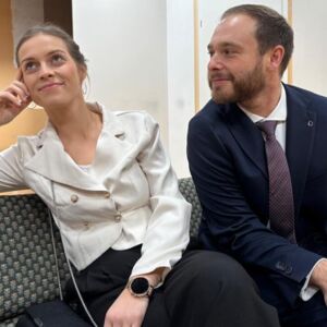 SCHÖNAU. Komödie „Künstlerpech“. Aufführungstermine im Jänner 2026.  5x2 Freikarten