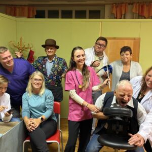 WALDHAUSEN. Grenzlandtheater: Verwechslungskomödie „Sch(m)erz lass nach!“. 24. Oktober bis 15. November. 3x2 Freikarten