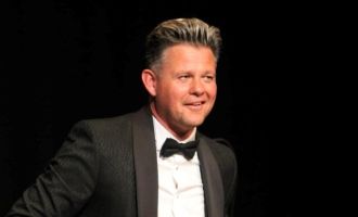VORCHDORF. 2 x 2 Tickets für „100 Jahre Peter Alexander – Das tu' ich alles aus Liebe“, 12. September 2026, Kitzmantelfabrik