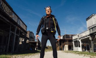 ANSFELDEN, 2x2 Freikarten für OÖ-Premier Thomas Maurer „Im falschen Film“, 24. April, Anton Bruckner Centrum