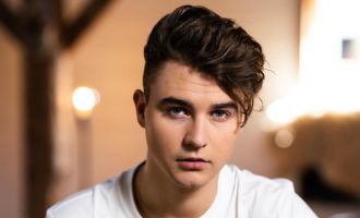 ORT IM INNKREIS. 3x2 Karten für Chris Steger am 31. Jänner beim Leitner Gut