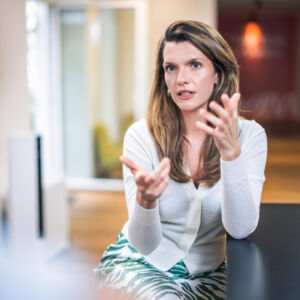 SCHÄRDING. 2x2 Karten für „Funkenflug“, das neue Programm von Barbara Blaha, am 10. März im Kubinsaal