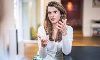 SCHÄRDING. 2x2 Karten für "Funkenflug", das neue Programm von Barbara Blaha, am 10. März im Kubinsaal