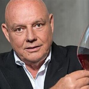 VÖCKLAMARKT. 1x2 Karten für „Böck liest Wein“, 22. Oktober, 16 Uhr