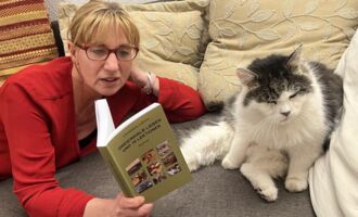 VÖCKLABRUCK. 2x Roman „Dreieinhalb Lieben und 16 Lektionen“ von Christiane Lehner