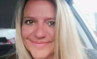 VÖCKLABRUCK. Fünf mal Roman „Am Abgrund“ von Autorin Angela Six 