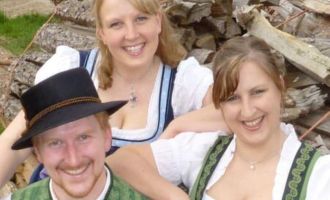 MATTIGHOFEN. 1x VIP-Package für das Mattighofner Gstanzlsingen für zwei Personen (Eintritt, Getränke und Brettljause)