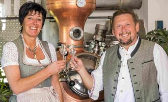 GILGENBERG. 4x2 Freikarten für das „Schnops-Fest“ der Hofdestillerie Dicker, 29. Mai
