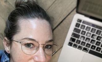 OTTENSHEIM. 1x Buch "Wir sind eine Frau", Autorin Sarah Pfaffeneder