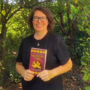 BEZ. Ein handsigniertes Exemplar von Jutta Leskovars neuem Buch „Salzbergtod“