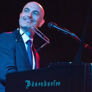 ENNS. 3x2 Freikarten für „Ein Mann – ein Klavier“ mit Wiff LaGrange, 9. November, Schloss Ennsegg