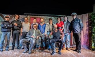 NIEDERNEUKIRCHEN. 1x2 Freikarten für das Stück Braunschlag vom Theater Flamingo, 30. Jänner 2026, Pfarrsaal Niederneukirchen