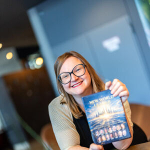 KREMSMÜNSTER. 2x1 Buch „New World Leader“ von Elke Kronsteiner