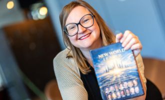 KREMSMÜNSTER. 2x1 Buch "New World Leader" von Elke Kronsteiner