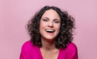 MÜNZBACH. 3 x 2 Freikarten für den Kabarettabend mit Antonia Stabinger auf der Johannesbühne in Münzbach am Mittwoch, 3. Juni, 20.30 Uhr