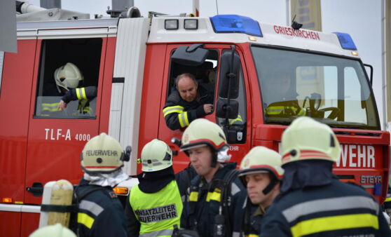 Großaufgebot der Feuerwehren bei Firma Gföllner