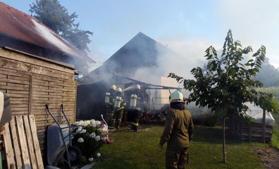 Gartenhütte in Vollbrand