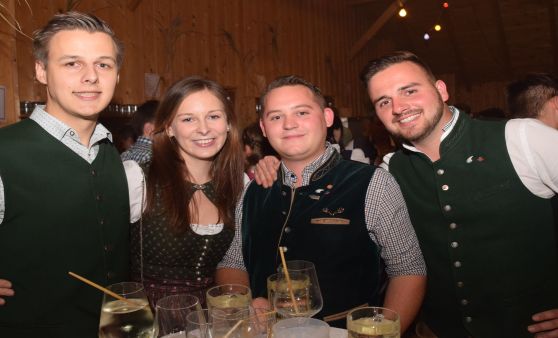 Perger Landjugend feierte beim Bezirksball im Marktstadl