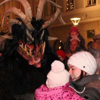Adventzauber: Weihnachtsengerl und Perchtenlauf in Ried