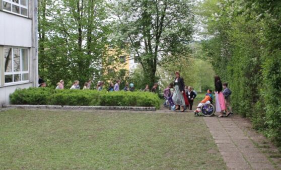 Erstes Maibaumfest der Pestalozzischule Vöcklabruck